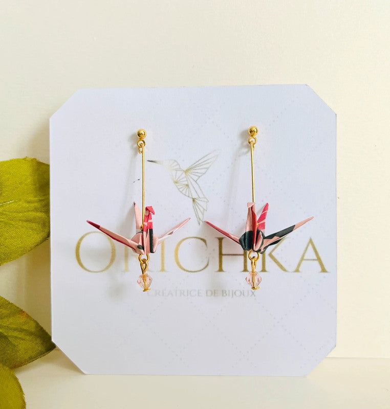 Boucles d'oreilles origami grue sur tige dorée et perle ciselée colorée