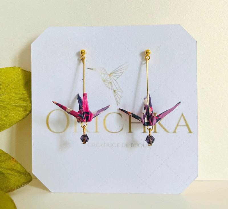 Boucles d'oreilles origami grue sur tige dorée et perle ciselée colorée