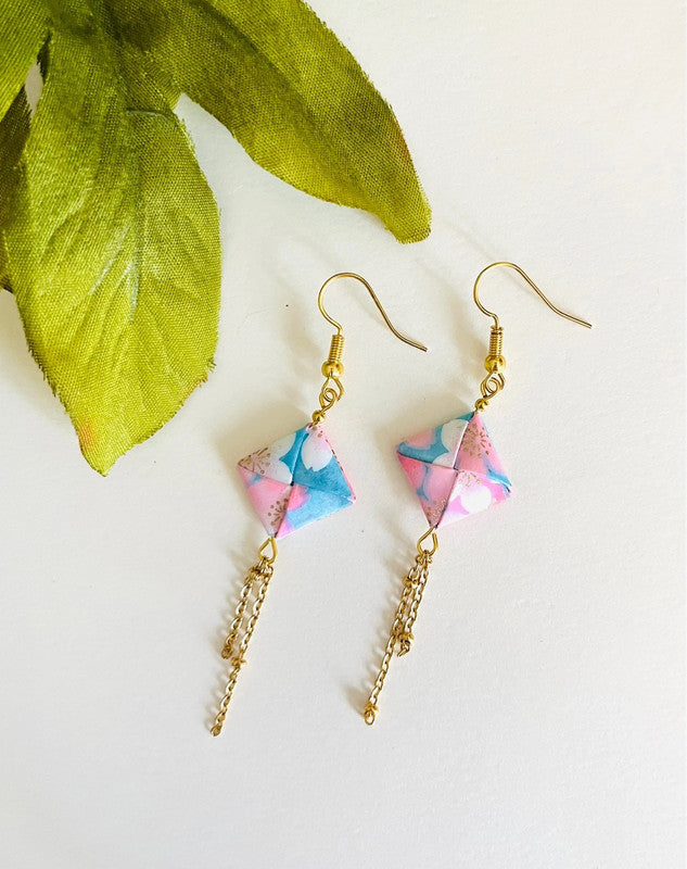 Boucles d’oreilles longues origami carré et double chaîne dorée