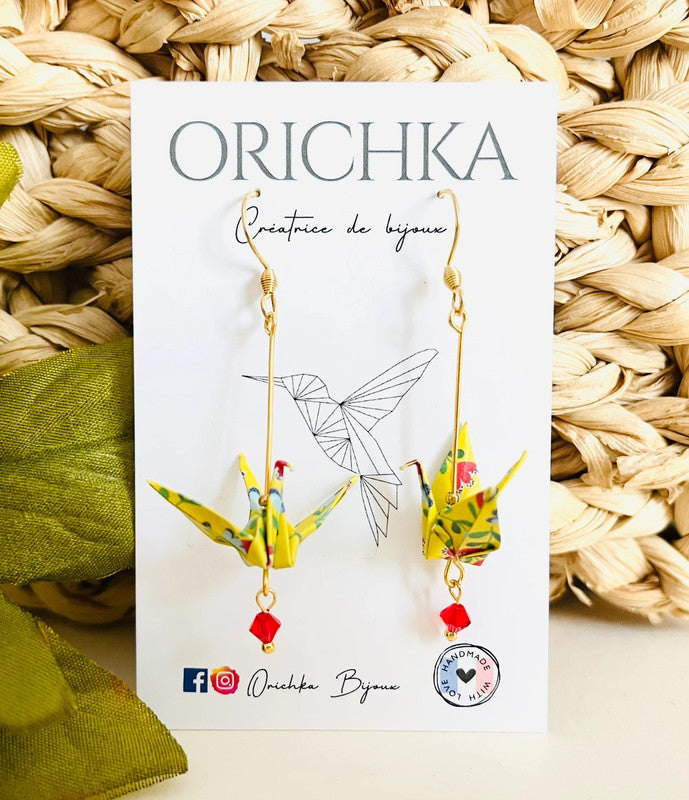 Boucles d'oreilles origami grue sur tige dorée et perle ciselée colorée