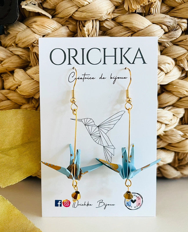 Boucles d'oreilles origami grue sur tige dorée et perle ciselée colorée