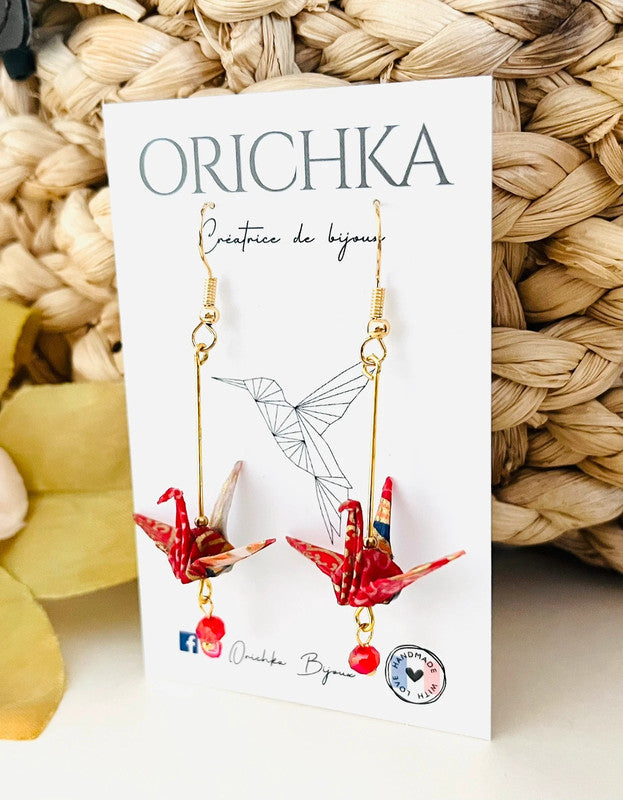 Boucles d'oreilles origami grue sur tige dorée et perle ciselée colorée