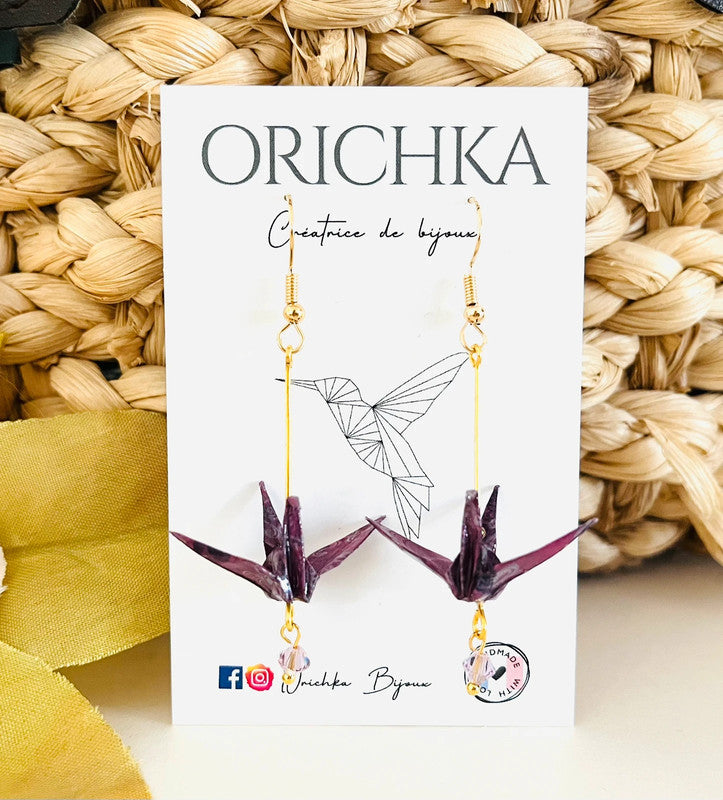 Boucles d'oreilles origami grue sur tige dorée et perle ciselée colorée