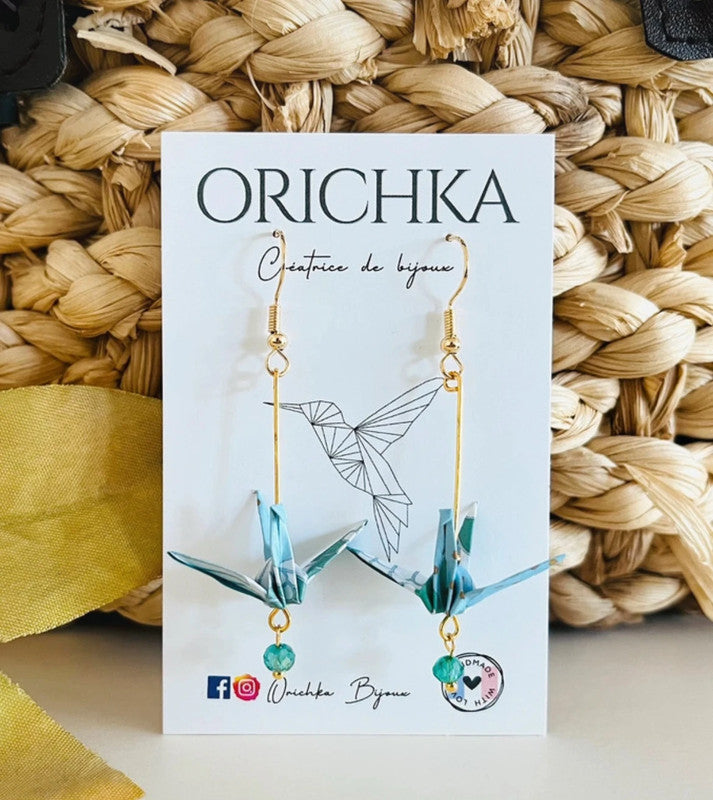 Boucles d'oreilles origami grue sur tige dorée et perle ciselée colorée