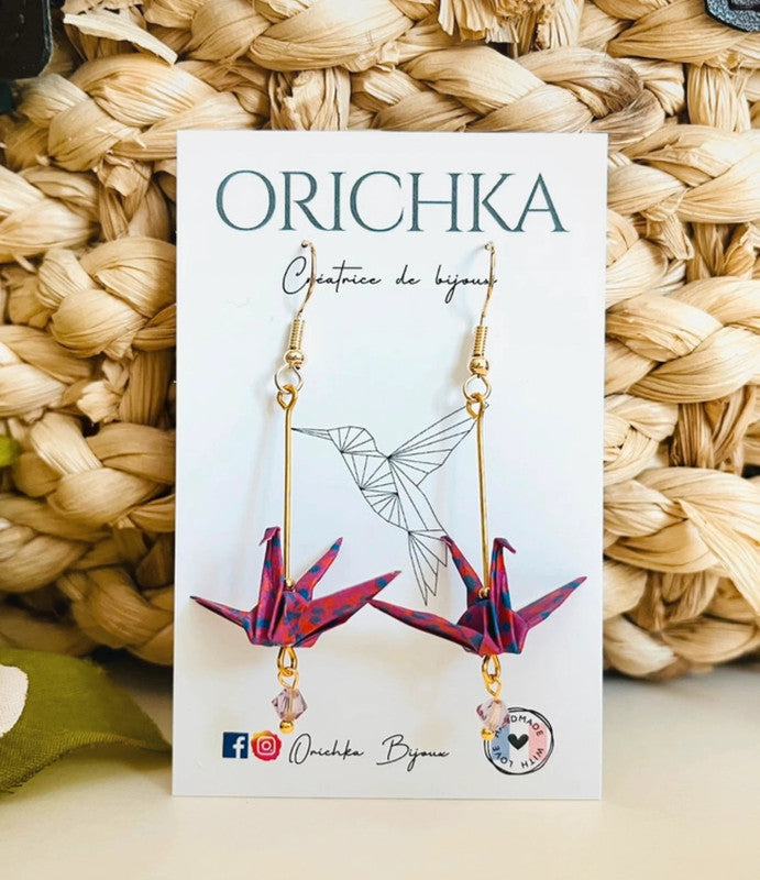 Boucles d'oreilles origami grue sur tige dorée et perle ciselée colorée